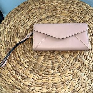 Simply Vera Wristlet in dusty pink